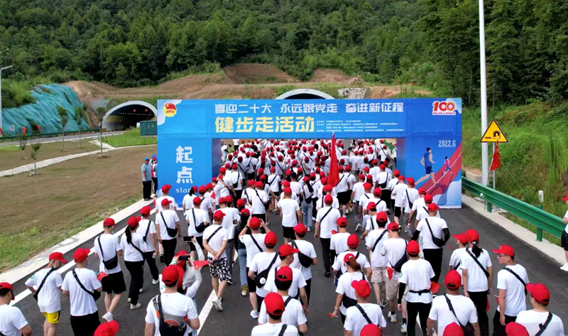 池州市團(tuán)委“喜迎二十大、奮進(jìn)新征程、永遠(yuǎn)跟黨走”健步走活動(dòng)在公司G318項(xiàng)目舉行6