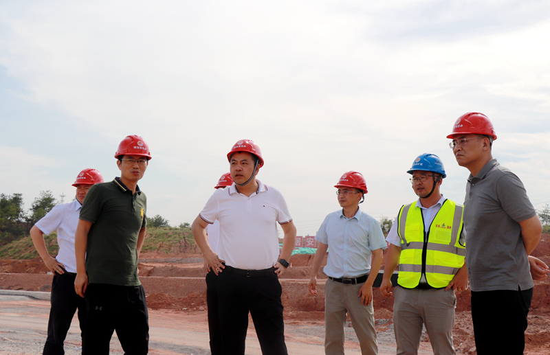 江西省交通投資集團(tuán)黨委委員、副總經(jīng)理李柏殿赴上饒東樞紐互通項(xiàng)目調(diào)研指導(dǎo)工作 (2)