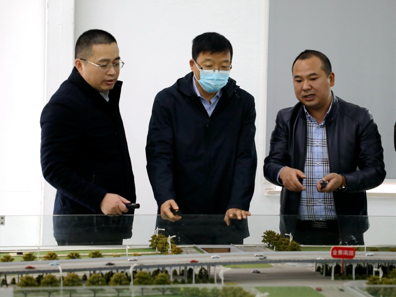 合肥市重點(diǎn)工程建設(shè)管理局局長張剛到金寨路1標(biāo)項目調(diào)研指導(dǎo)工作1