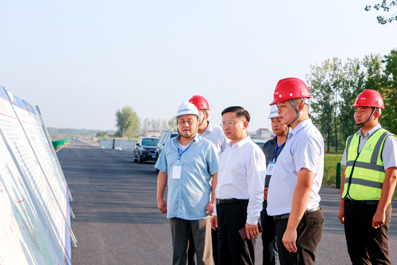 六安市交通運(yùn)輸局黨組書(shū)記、局長(zhǎng)朱宏赴S244-03標(biāo)調(diào)研指導(dǎo)工作 (2)